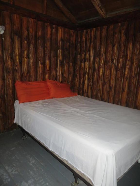 Lake Wolsey Cabins Gore Bay Room photo