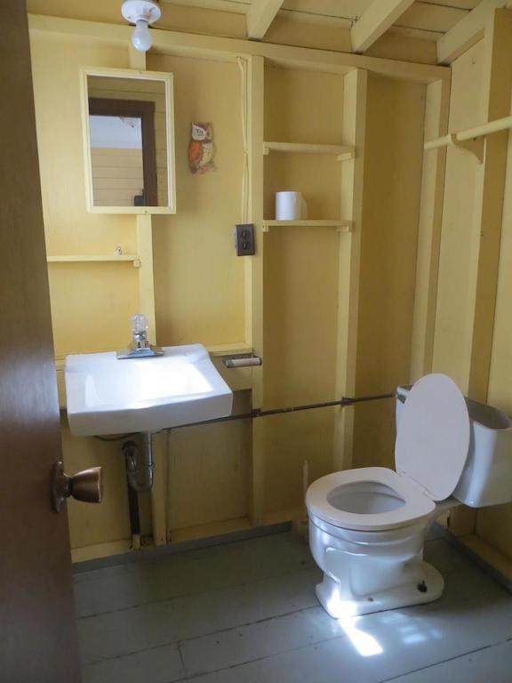 Lake Wolsey Cabins Gore Bay Room photo