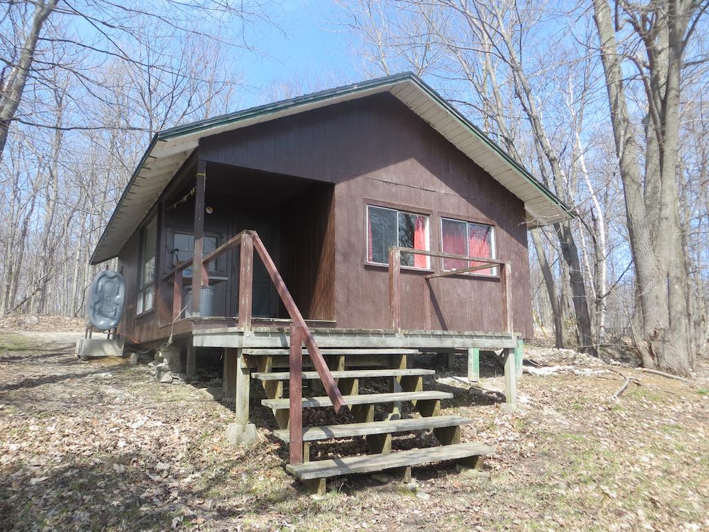 Lake Wolsey Cabins Gore Bay Room photo