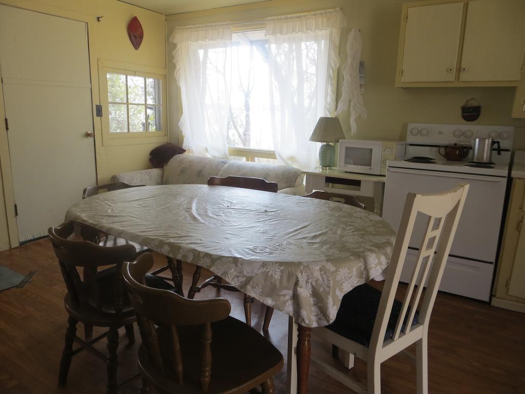 Lake Wolsey Cabins Gore Bay Room photo