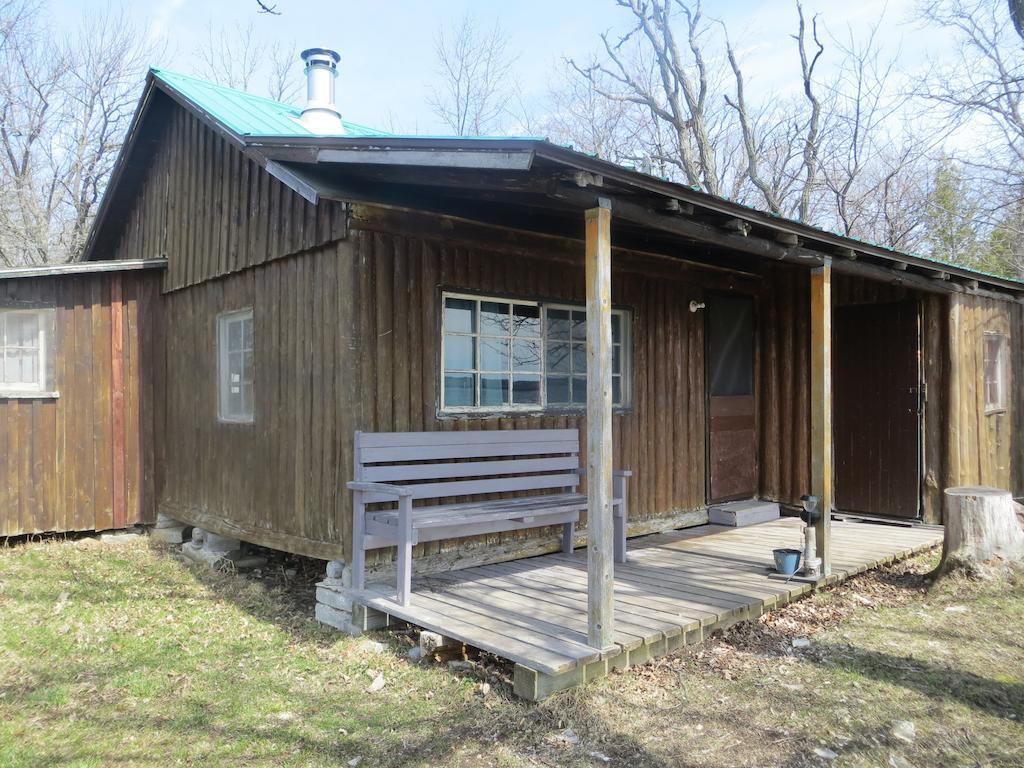 Lake Wolsey Cabins Gore Bay Exterior photo