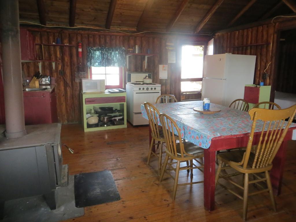 Lake Wolsey Cabins Gore Bay Exterior photo