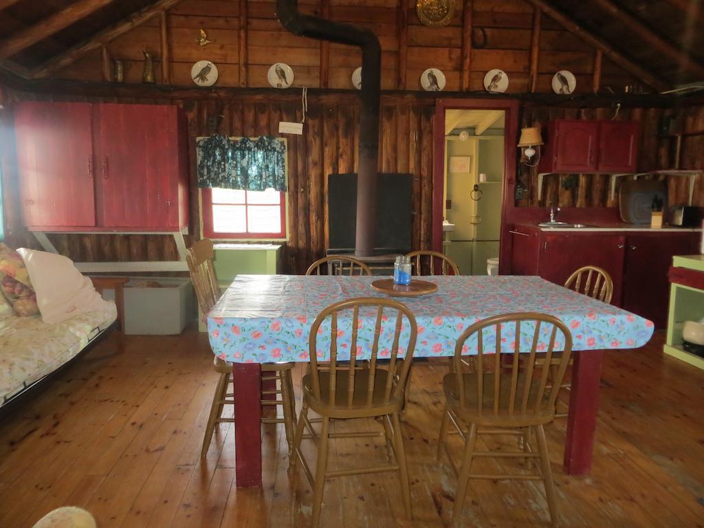 Lake Wolsey Cabins Gore Bay Room photo
