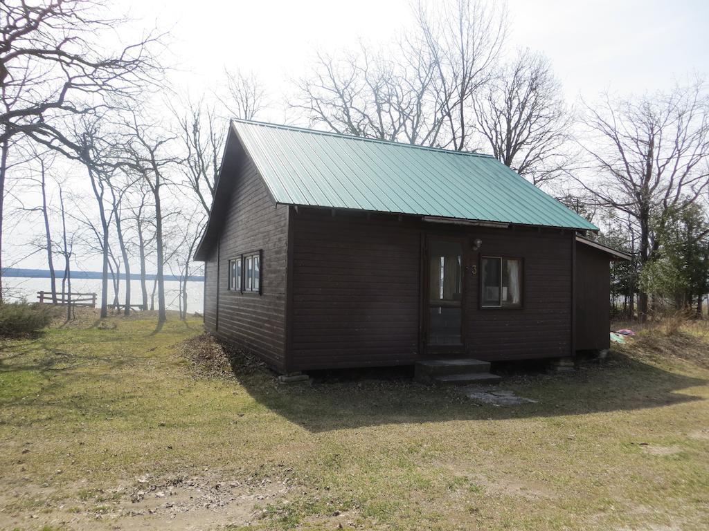 Lake Wolsey Cabins Gore Bay Room photo