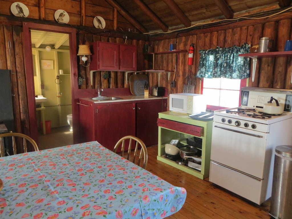 Lake Wolsey Cabins Gore Bay Room photo