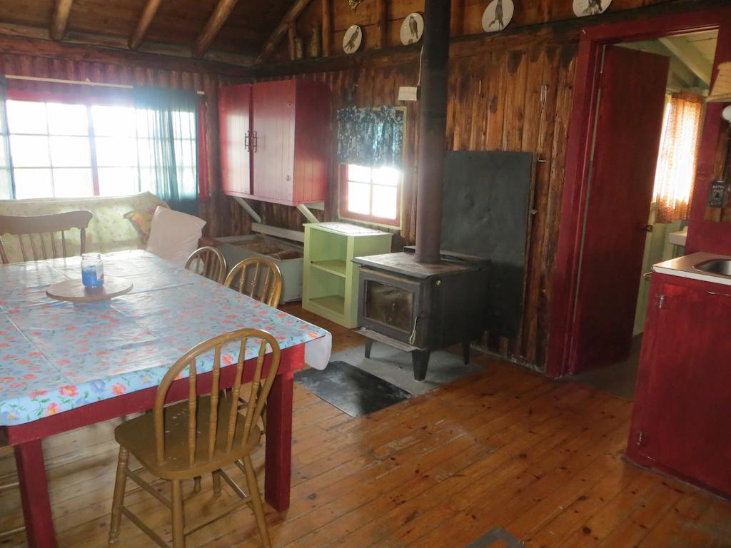 Lake Wolsey Cabins Gore Bay Room photo