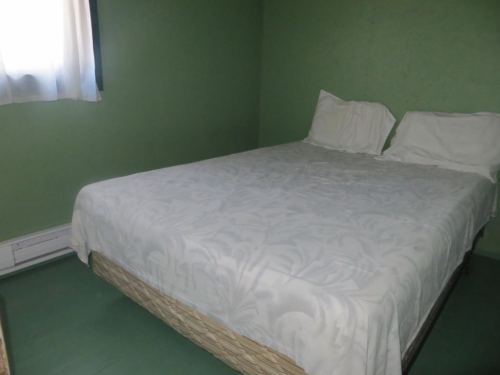 Lake Wolsey Cabins Gore Bay Room photo