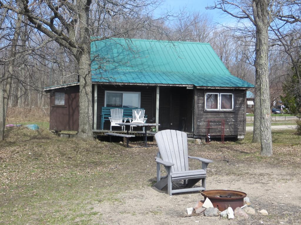Lake Wolsey Cabins Gore Bay Room photo
