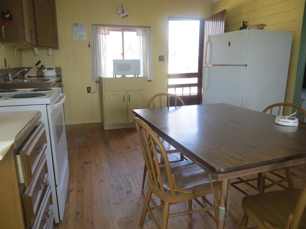Lake Wolsey Cabins Gore Bay Room photo