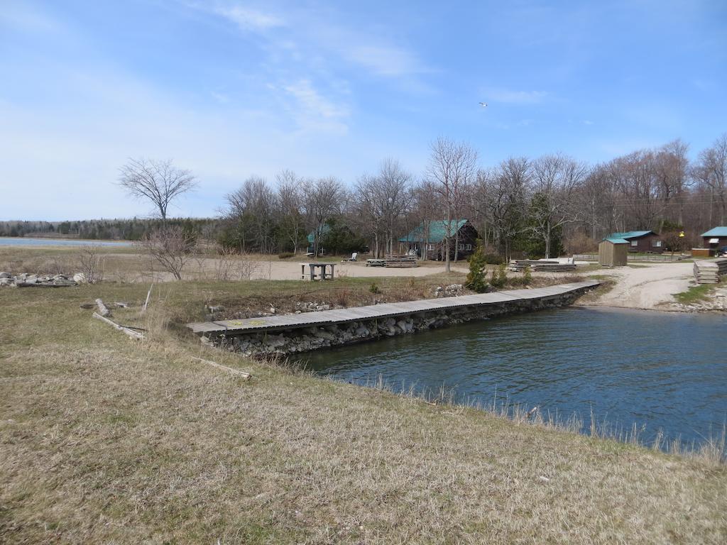 Lake Wolsey Cabins Gore Bay Exterior photo
