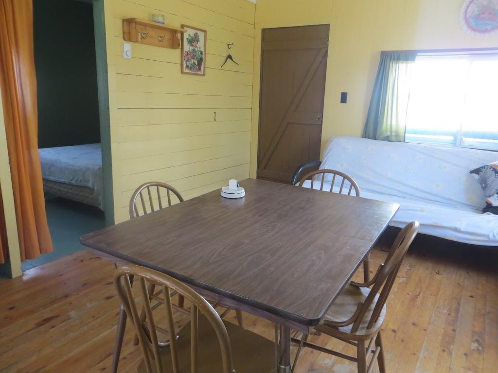 Lake Wolsey Cabins Gore Bay Room photo