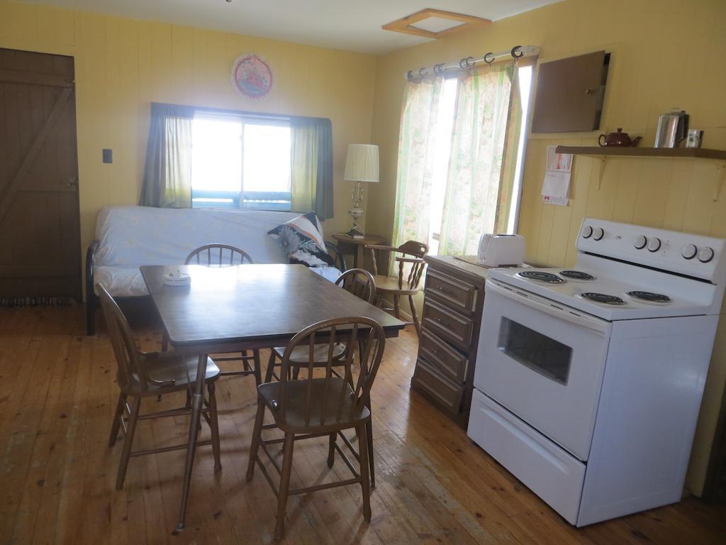 Lake Wolsey Cabins Gore Bay Room photo